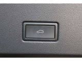 電動パワーテールゲート付です。手がふさがっている時は車両下部に足を入れると自動的に開きます。また、スイッチ長押しでお好きな位置で止まるよう設定可能です。