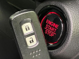【Hondaスマートキー】カバンやポケットに入れたままでもドアの施錠・解錠が可能なスマートキーを装備。エンジンのオン・オフ時もカギを取り出す必要が無いからとっても便利です♪