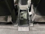 前後席間の縦移動、運転席・助手席の横移動など車内の行き来がスムーズになるフロントウォークスルーを設けています。床面には小物の置けるセンターフロアトレイ。