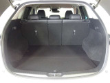 【広々トランクルーム】ラゲッジスペースは広く、段差がないことから荷物を下ろすのにも便利です。