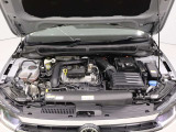 1.0L TSI直列3気筒ターボエンジンを搭載。力強い加速と優れた燃費性能を両立しています。