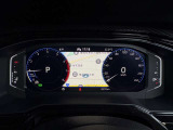 【Digital Cockpit Pro】基本の速度計とタコメーターの表示に加え、中央にドライビングデータやマップなどを少ない視線移動で視認できます.