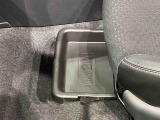 靴などが収納できる便利な助手席シートアンダートレイが付いてます