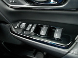 運転席のスイッチで全てのウィンドウの開閉操作を行うことができます。ロックボタンをONにしておくと、運転席以外のウィンドウは作動しないのでお子様を乗せているときなども安心ですね♪