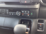 こちらの車両は両側電動スライドドアを装備(*^_^*)乗り降りの際や荷物を持っているときに大変重宝しますよ(*^_^*)