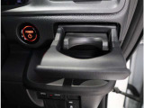 運転手から手に届きやすいところにあるドリンクホルダー。手元近くですので便利です。