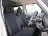 運転席も広々でゆったり気分で運転できます♪シフトノブをダッシュボード側に配置したので運転席から助手席への移動が簡単にできるんです。