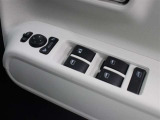運転席からも操作可能な全席パワーウィンドウが装備されています。