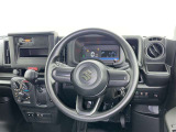 運転席まわりです。 各操作スイッチは使いやすい位置に配置されてます。