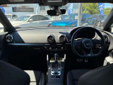 当社の納車前点検・サービスの内容は、車検点検・法定12ヶ月定期点検・油脂類の点検及び交換・バッテリーの点検及び交換等を行い、良好な状態にてご納車させていただきます。