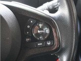 【アダプティブクルーズコントロール】ステアリングのスイッチを操作するとミリ波レーダーで先行車との距離を測定。設定を適切に保ちながら加速・減速、さらに停止まで自動に追従します。