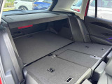 通常時でも大容量の荷室を確保。後席を倒せばフラットで広大な空間が広がり、大きな荷物もスムーズに積載可能な実用性の高さが魅力です。