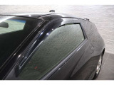 オプションのドアバイザーが装備!!タバコ・ペットなどの臭いが室内にこもるのが嫌な方、換気機能はもちろんのこと降雨時にも少しだけ窓を開けておくことが可能です!