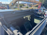 フリップトップ搭載で運転席と助手席上のルーフを開放できます。
