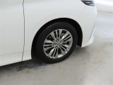 装着タイヤサイズは、225/60R18です。純正アルミホイールを装着しております。