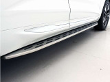 高級感あふれるスタイリッシュなランニングボード。車両のパワフルな印象を引き立てながら、車両の乗り降りやルーフへの荷物の積載時に足を載せられる一体型のボードとして機能します。