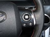 ステアリングスイッチ付きで、運転中に視線を前に向けたまま操作できます。