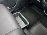 【助手席下収納スペース】助手席下にも収納スペースがございます。複数収納スペースがありますよ。