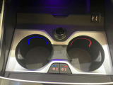 フロントカップホルダーには保冷・保温機能付きでございます。
