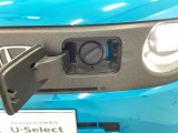 急速充電は車内のボタンを操作して開け、あとは充電コネクターを差すだけで充電開始します。簡単な充電操作と、フタの開け方を変えることで差し間違いを防げる安心感。
