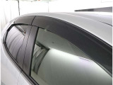 タバコを吸われる方は窓を少しだけ開けても雨が入ってこずに煙だけ社外に追い出せます。