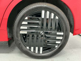 【純正アルミホイール】車体に最適化された設計による優れた耐久性と走行性能、そしてデザイン性。特に、足回りの軽量化は加速性能・燃費・乗り心地の向上に繋がり、ブレーキ性能も高めます。