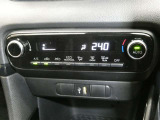 「AUTO」スイッチで車内の温度を一定に保ってくれるオートエアコン 快適装備の代名詞 もちろんマニュアル操作も可能ですよ
