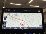 道路や周辺施設が表示され、現在地を確かめながら目的地までの道順を確認できます。地図の拡大縮小や検索などのメニューも備わり、初めての場所への移動をサポートします。