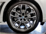 【BMWアロイホイル】軽量かつ強度に拘ったアロイホイル。走行性能ポテンシャルを引き出す設計。車の足元を引き締めてくれる大きなポイントはアロイホイルです。