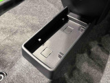 ティッシュ箱もぴったり収まるセンターフロアトレイ