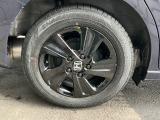 純正アルミ装備。タイヤサイズ185/65R15です。