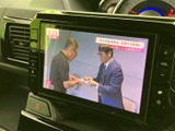 テレビ番組を画面で視聴でき、停車中の休憩時間にも車内で映像を楽しめます。画面表示で内容を確認しやすく、待ち時間を過ごす際にも活用いただける装備です。