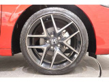 純正のアルミホイールが足元を飾ります!タイヤサイズは235/40R18 になります。