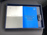 取扱説明書やメンテナンスノートもそろっています。スマートキーは荷物を持っている時でも、キーを取り出さずドアの施錠・開錠ができます。