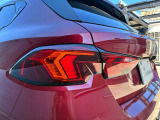 テールライトです。走行中後方車両から視認性の高いLEDイルミネーションが特徴です。デザイン性が高い部分の一つとなっております。
