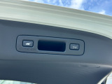 荷物を抱えていてもラクに開け閉め。Hondaスマートキーを持っていれば、開扉だけでなく、閉扉までをハンズフリーで行うことができます