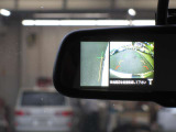 【アラウンドビューモニター】上空から見下ろしているかのような映像を映し出して、スムースな駐車をアシストします。