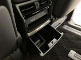 何かと便利なグローブボックス。メンテナンスノートや車検証、ちょっとしたメモと筆記用具等を入れておくとあればもしもの時にも便利ですね。