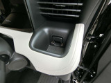 運転席側のドリンクホルダー。助手席にも、同様にドリンクホルダーが、ございます。