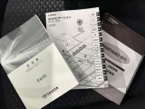 メンテナンスノート、取扱説明書ですね。 車の情報が凝縮されています。 車の整備記録が記載されている大事な物ですよ。