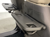 運転席・助手席の背もたれには、2列目シート用にカップホルダー付きの「格納式のシートバックテーブル」を装備しています。休憩時のちょっとした時間などカップを置いたり、小物置きに使えて便利です。
