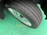 【タイヤの残り溝】こちらの車輌のタイヤ残り溝は画像の通りです。調べる際にはご参考ください。