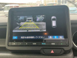 【バックカメラ】運転が苦手な方も車庫入れラクラク。ギアをリバースに入れれば自動的に切り換わりますので、面倒な操作は不要です。狭い駐車場も大切なお車を傷つけず安心です。