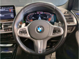 【ハンドル】ドライバーとBMW車の一体感がダイレクトに伝わるステアリングホイール。形状・太さへの拘りに加えて、操作性を高める為にスイッチ類も配置。クイックかつ安定のドライビングを体感下さい!
