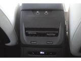 後席用エアコン操作パネルとUSB-Cポートを装備し、後席の快適性にも配慮しています。