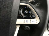 ステアリングスイッチ付き。前方から目を離すことなく操作することが可能です。