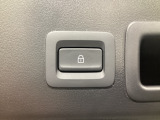 「キーを携帯」「車両電源OFF」「すべてのドアが閉まっている」これらの条件を満たす時にリアゲートロックスイッチを押しゲートを閉めると、すべてのドア、リアゲート、給油口が施錠されます。