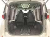 3列目シートは跳ね上げ式で折りたたみが可能です。大きな荷物もしっかり積めそうです。引越しなど、色々な場面に役立つ1台です。