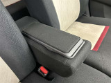 肘置きがあると運転姿勢が安定して疲れにくいです!