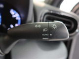 車外の明るさに応じて、自動的にライトの点灯・消灯をしてくれます